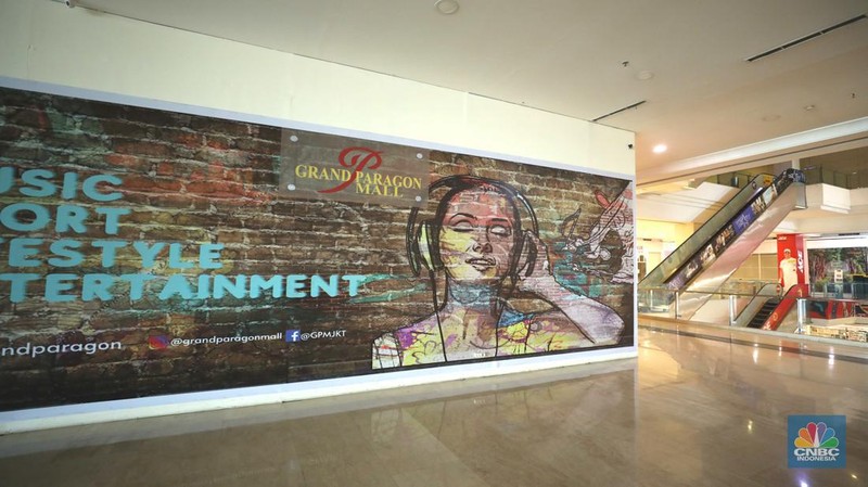 Suasana sepi di Mall Grand Paragon, Jalan Gajah Mada, Jakarta, Kamis (18/8/2022). (CNBC Indonesia/ Tri Susilo)