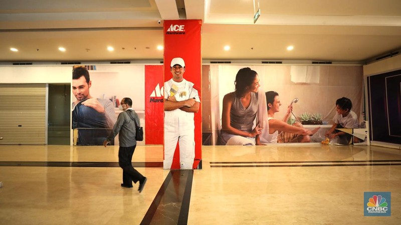 Suasana sepi di Mall Grand Paragon, Jalan Gajah Mada, Jakarta, Kamis (18/8/2022). (CNBC Indonesia/ Tri Susilo)