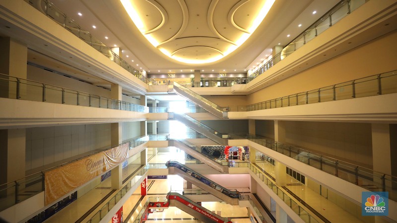Suasana sepi di Mall Grand Paragon, Jalan Gajah Mada, Jakarta, Kamis (18/8/2022). (CNBC Indonesia/ Tri Susilo)