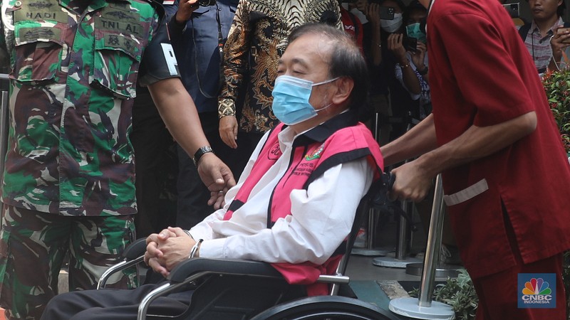 Surya Darmadi keluar menggunakan kursi roda usai menjalani pemeriksaan di Kejaksaan Agung Tersangka kasus megakorupsi Rp78 Triliun, Surya Darmadi keluar menggunakan kursi roda usai menjalani pemeriksaan di Kejaksaan Agung, Jakarta, Kamis (18/8/2022). Surya Darmadi keluar usai menjalani pemeriksaan selama 3,5 jam. (CNBC Indonesia/ Muhammad Sabki)