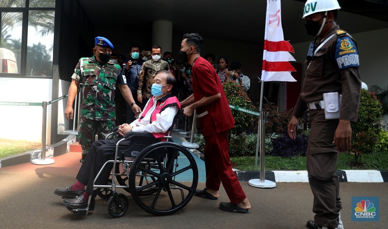 Surya Darmadi keluar menggunakan kursi roda usai menjalani pemeriksaan di Kejaksaan Agung Tersangka kasus megakorupsi Rp78 Triliun, Surya Darmadi keluar menggunakan kursi roda usai menjalani pemeriksaan di Kejaksaan Agung, Jakarta, Kamis (18/8/2022). Surya Darmadi keluar usai menjalani pemeriksaan selama 3,5 jam. (CNBC Indonesia/ Muhammad Sabki)