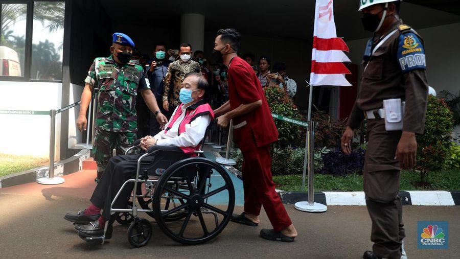 Tersangka kasus megakorupsi Rp78 Triliun, Surya Darmadi keluar menggunakan kursi roda usai menjalani pemeriksaan di Kejaksaan Agung, Jakarta, Kamis (18/8/2022). Surya Darmadi keluar usai menjalani pemeriksaan selama 3,5 jam. (CNBC Indonesia/ Muhammad Sabki)