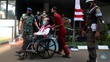 Surya Darmadi di Kursi Roda, Dibawa Ambulans ke RSU Adhyaksa