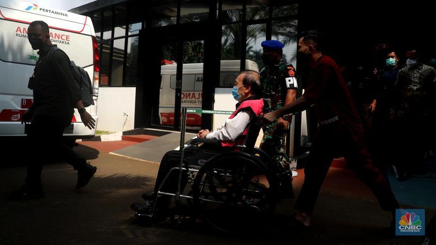 Tersangka kasus megakorupsi Rp78 Triliun, Surya Darmadi keluar menggunakan kursi roda usai menjalani pemeriksaan di Kejaksaan Agung, Jakarta, Kamis (18/8/2022). Surya Darmadi keluar usai menjalani pemeriksaan selama 3,5 jam. (CNBC Indonesia/ Muhammad Sabki)