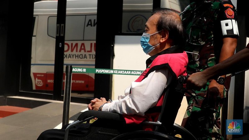 Tersangka kasus megakorupsi Rp78 Triliun, Surya Darmadi keluar menggunakan kursi roda usai menjalani pemeriksaan di Kejaksaan Agung, Jakarta, Kamis (18/8/2022). Surya Darmadi keluar usai menjalani pemeriksaan selama 3,5 jam. (CNBC Indonesia/ Muhammad Sabki)