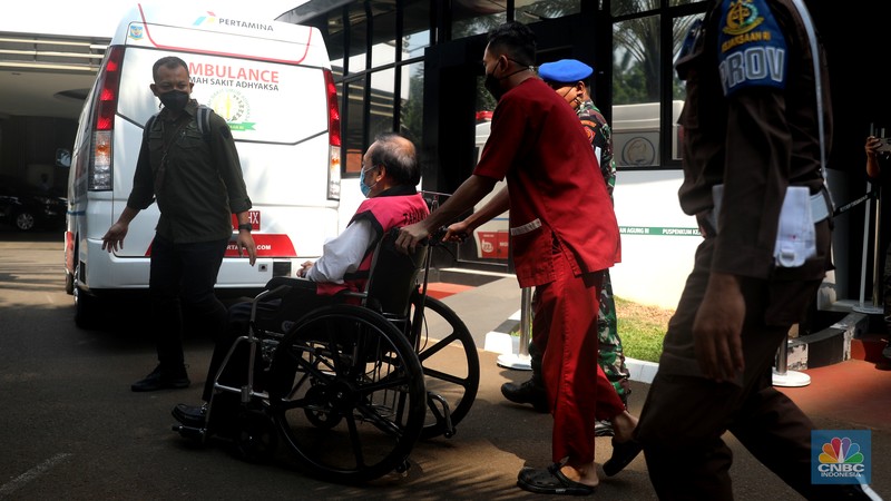 Surya Darmadi keluar menggunakan kursi roda usai menjalani pemeriksaan di Kejaksaan Agung Tersangka kasus megakorupsi Rp78 Triliun, Surya Darmadi keluar menggunakan kursi roda usai menjalani pemeriksaan di Kejaksaan Agung, Jakarta, Kamis (18/8/2022). Surya Darmadi keluar usai menjalani pemeriksaan selama 3,5 jam. (CNBC Indonesia/ Muhammad Sabki)