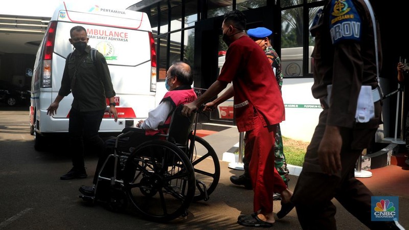 Tersangka kasus megakorupsi Rp78 Triliun, Surya Darmadi keluar menggunakan kursi roda usai menjalani pemeriksaan di Kejaksaan Agung, Jakarta, Kamis (18/8/2022). Surya Darmadi keluar usai menjalani pemeriksaan selama 3,5 jam. (CNBC Indonesia/ Muhammad Sabki)