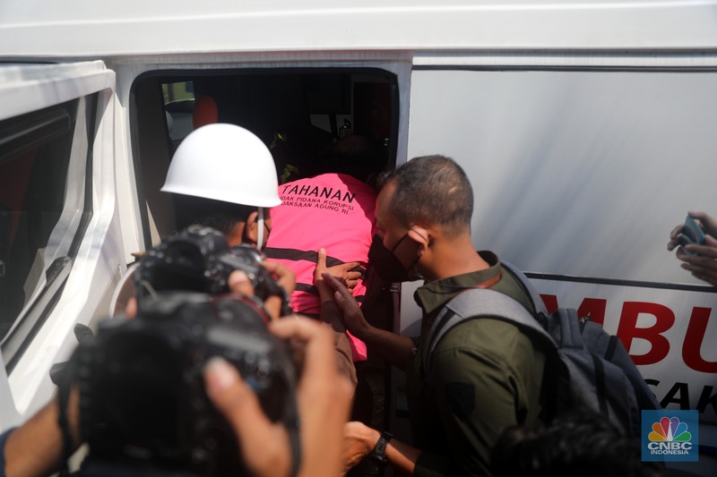 Surya Darmadi keluar menggunakan kursi roda usai menjalani pemeriksaan di Kejaksaan Agung Tersangka kasus megakorupsi Rp78 Triliun, Surya Darmadi keluar menggunakan kursi roda usai menjalani pemeriksaan di Kejaksaan Agung, Jakarta, Kamis (18/8/2022). Surya Darmadi keluar usai menjalani pemeriksaan selama 3,5 jam. (CNBC Indonesia/ Muhammad Sabki)