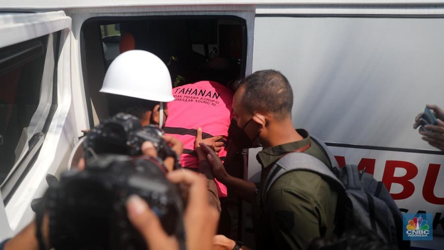 Tersangka kasus megakorupsi Rp78 Triliun, Surya Darmadi keluar menggunakan kursi roda usai menjalani pemeriksaan di Kejaksaan Agung, Jakarta, Kamis (18/8/2022). Surya Darmadi keluar usai menjalani pemeriksaan selama 3,5 jam. (CNBC Indonesia/ Muhammad Sabki)