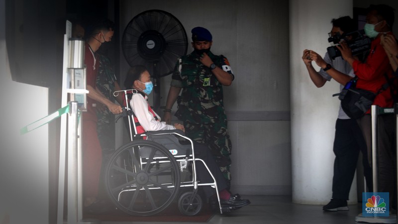 Tersangka kasus megakorupsi Rp78 Triliun, Surya Darmadi keluar menggunakan kursi roda usai menjalani pemeriksaan di Kejaksaan Agung, Jakarta, Kamis (18/8/2022). Surya Darmadi keluar usai menjalani pemeriksaan selama 3,5 jam. (CNBC Indonesia/ Muhammad Sabki)