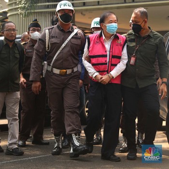 Rompi Pink! Surya Darmadi Jalani Pemeriksaan di Kejagung