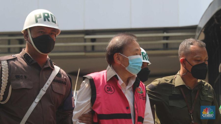 Tersangka kasus megakorupsi Rp 78 triliun Surya Darmadi tiba di Kejaksaan Agung, Jakarta, Kamis (18/8/2022). Surya Darmadi akan menjalani pemeriksaan pertama setelah bos PT Duta Palma Group itu menjadi tersangka. (CNBC Indonesia/ Muhammad Sabki)