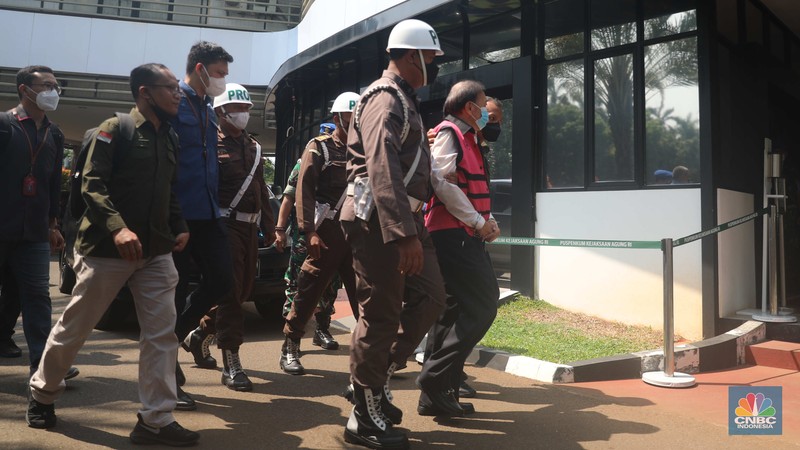 Surya Darmadi tiba di Kejaksaan Agung untuk Pemeriksaan Ulang Tersangka kasus megakorupsi Rp 78 triliun Surya Darmadi tiba di Kejaksaan Agung, Jakarta, Kamis (18/8/2022). Surya Darmadi akan menjalani pemeriksaan pertama setelah bos PT Duta Palma Group itu menjadi tersangka. (CNBC Indonesia/ Muhammad Sabki)