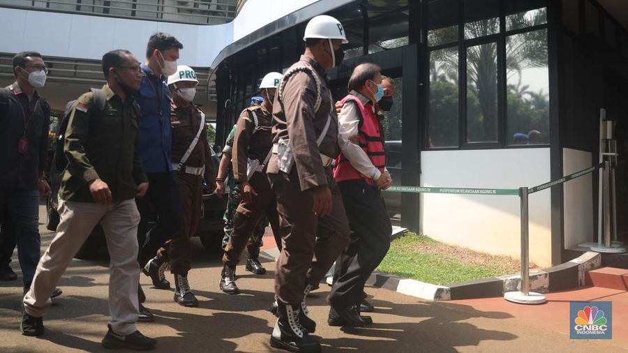 Tersangka kasus megakorupsi Rp 78 triliun Surya Darmadi tiba di Kejaksaan Agung, Jakarta, Kamis (18/8/2022). Surya Darmadi akan menjalani pemeriksaan pertama setelah bos PT Duta Palma Group itu menjadi tersangka. (CNBC Indonesia/ Muhammad Sabki)