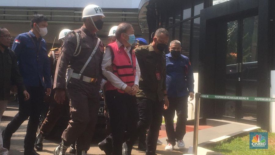 Tersangka kasus dugaan korupsi senilai Rp 78 triliun, Surya Darmadi tiba di Kejaksaan Agung, Jakarta, Kamis (18/8/2022). Surya Darmadi hari ini dijadwalkan untuk menjalani pemeriksaan ulang oleh Kejaksaan Agung (CNBC Indonesia/ Romys Binekasri)