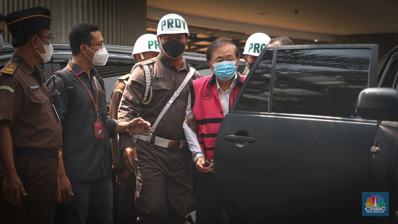 Tersangka Kasus Korupsi Surya Darmadi Tiba di Kejagung Tersangka kasus dugaan korupsi lahan sawit PT Duta Palma dengan kerugian Rp 78 triliun, Surya Darmadi (kemeja putih-tengah) tiba di gedung Kejaksaan Agung, Jakarta, Senin (15/8/2022). Kepulangan Surya Darmadi ke Tanah Air untuk menghadiri pemeriksaan atas kasusnya. (CNBC Indonesia/ Muhammad Sabki)