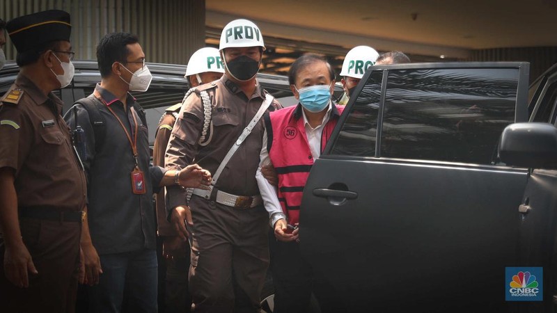 Tersangka kasus megakorupsi Rp 78 triliun Surya Darmadi tiba di Kejaksaan Agung, Jakarta, Kamis (18/8/2022). Surya Darmadi akan menjalani pemeriksaan pertama setelah bos PT Duta Palma Group itu menjadi tersangka. (CNBC Indonesia/ Muhammad Sabki)