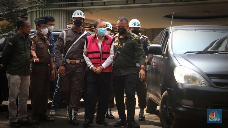 Tersangka kasus megakorupsi Rp 78 triliun Surya Darmadi tiba di Kejaksaan Agung, Jakarta, Kamis (18/8/2022). Surya Darmadi akan menjalani pemeriksaan pertama setelah bos PT Duta Palma Group itu menjadi tersangka. (CNBC Indonesia/ Muhammad Sabki)