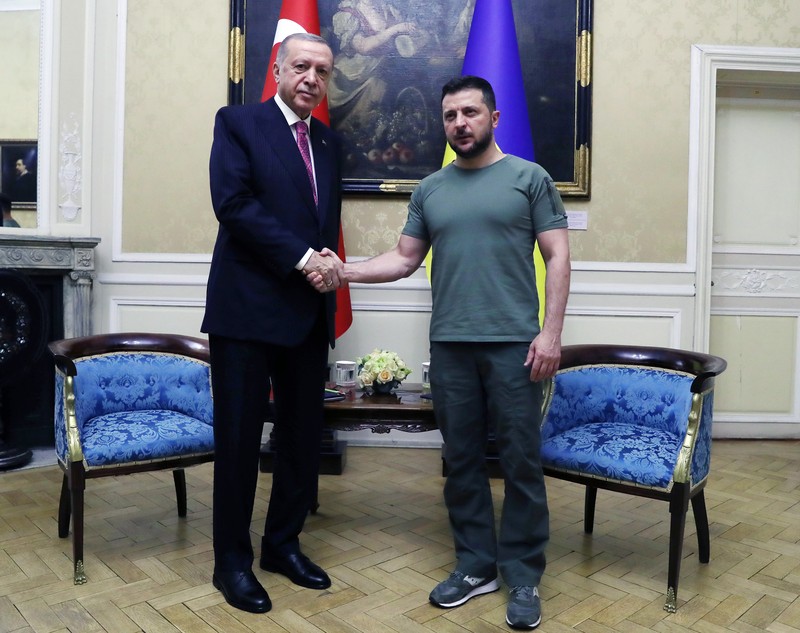 Presiden Turki Recep Tayy Erdogan (kiri) bertemu dengan Presiden Ukraina Volodymyr Zelenskyy Presiden Turki Recep Tayy Erdogan (kiri) bertemu dengan Presiden Ukraina Volodymyr Zelenskyy (kanan) di Lviv, Ukraina, Kamis (18/8/2022). (Photo by Turkish Presidency/Handout/Anadolu Agency via Getty Images)
