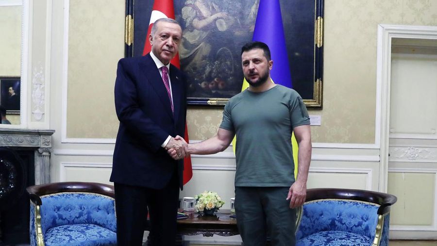 Presiden Turki Recep Tayy Erdogan (kiri) bertemu dengan Presiden Ukraina Volodymyr Zelenskyy (kanan) di Lviv, Ukraina, Kamis (18/8/2022). (Photo by Turkish Presidency/Handout/Anadolu Agency via Getty Images)