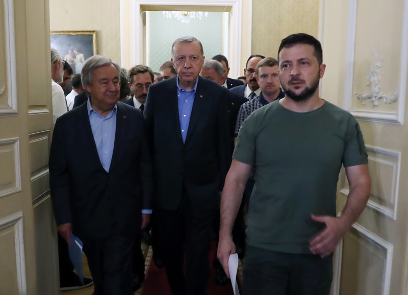 Presiden Turki Recep Tayy Erdogan (kiri) bertemu dengan Presiden Ukraina Volodymyr Zelenskyy (kanan) di Lviv, Ukraina, Kamis (18/8/2022). (Photo by Turkish Presidency/Handout/Anadolu Agency via Getty Images)