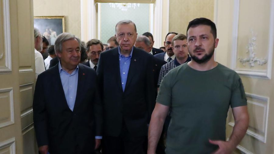 Presiden Turki Recep Tayy Erdogan, Presiden Ukraina Volodymyr Zelenskyy dan Sekretaris Jenderal Perserikatan Bangsa-Bangsa Antonio Guterres tiba untuk mengadakan konferensi pers bersama setelah pertemuan mereka di Lviv, Ukraina, Kamis (18/8/2022). (Photo by Turkish Presidency/ Murat Cetinmuhurdar/ Handout/Anadolu Agency via Getty Images)