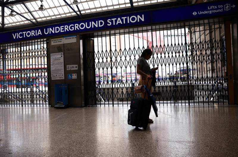 Demo Pekerja Kereta Bawah Tanah di stasiun Kereta Bawah Tanah Victoria, London, Inggris Penumpang mengantre untuk menaiki bis imbas stasiun bawah tanah Victoria tak beroperasi di London, Inggris, Jumat (19/8/2022). Kereta bawah tanah ditutup akibat ribuan pekerja kereta api di Inggris kembali menggelar aksi mogok yang merupakan buntut dari perselisihan yang sedang berlangsung mengenai gaji dan kondisi kerja yang diperburuk oleh krisis biaya hidup yang semakin dalam. (REUTERS/Henry Nicholls)