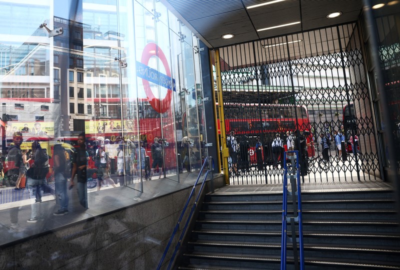 Demo Pekerja Kereta Bawah Tanah di stasiun Kereta Bawah Tanah Victoria, London, Inggris Penumpang mengantre untuk menaiki bis imbas stasiun bawah tanah Victoria tak beroperasi di London, Inggris, Jumat (19/8/2022). Kereta bawah tanah ditutup akibat ribuan pekerja kereta api di Inggris kembali menggelar aksi mogok yang merupakan buntut dari perselisihan yang sedang berlangsung mengenai gaji dan kondisi kerja yang diperburuk oleh krisis biaya hidup yang semakin dalam. (REUTERS/Henry Nicholls)