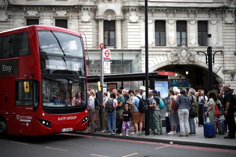 Demo Pekerja Kereta Bawah Tanah di stasiun Kereta Bawah Tanah Victoria, London, Inggris Penumpang mengantre untuk menaiki bis imbas stasiun bawah tanah Victoria tak beroperasi di London, Inggris, Jumat (19/8/2022). Kereta bawah tanah ditutup akibat ribuan pekerja kereta api di Inggris kembali menggelar aksi mogok yang merupakan buntut dari perselisihan yang sedang berlangsung mengenai gaji dan kondisi kerja yang diperburuk oleh krisis biaya hidup yang semakin dalam. (REUTERS/Henry Nicholls)