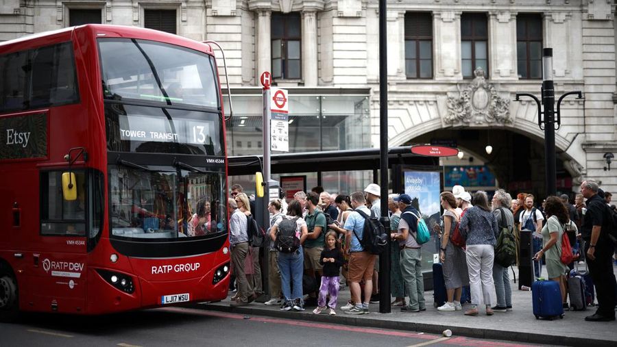 Penumpang mengantre untuk menaiki bis imbas stasiun bawah tanah Victoria tak beroperasi di London, Inggris, Jumat (19/8/2022). Kereta bawah tanah ditutup akibat ribuan pekerja kereta api di Inggris kembali menggelar aksi mogok yang merupakan buntut dari perselisihan yang sedang berlangsung mengenai gaji dan kondisi kerja yang diperburuk oleh krisis biaya hidup yang semakin dalam. (REUTERS/Henry Nicholls)