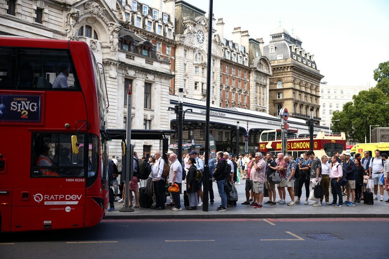 Demo Pekerja Kereta Bawah Tanah di stasiun Kereta Bawah Tanah Victoria, London, Inggris Penumpang mengantre untuk menaiki bis imbas stasiun bawah tanah Victoria tak beroperasi di London, Inggris, Jumat (19/8/2022). Kereta bawah tanah ditutup akibat ribuan pekerja kereta api di Inggris kembali menggelar aksi mogok yang merupakan buntut dari perselisihan yang sedang berlangsung mengenai gaji dan kondisi kerja yang diperburuk oleh krisis biaya hidup yang semakin dalam. (REUTERS/Henry Nicholls)