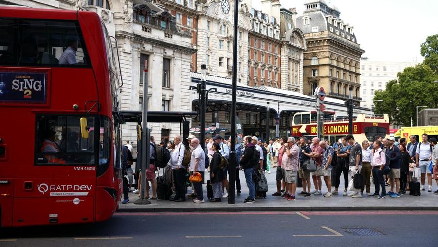Penumpang mengantre untuk menaiki bis imbas stasiun bawah tanah Victoria tak beroperasi di London, Inggris, Jumat (19/8/2022). Kereta bawah tanah ditutup akibat ribuan pekerja kereta api di Inggris kembali menggelar aksi mogok yang merupakan buntut dari perselisihan yang sedang berlangsung mengenai gaji dan kondisi kerja yang diperburuk oleh krisis biaya hidup yang semakin dalam. (REUTERS/Henry Nicholls)