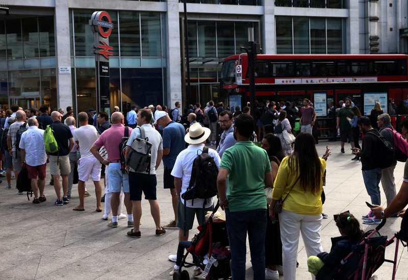 Demo Pekerja Kereta Bawah Tanah di stasiun Kereta Bawah Tanah Victoria, London, Inggris Penumpang mengantre untuk menaiki bis imbas stasiun bawah tanah Victoria tak beroperasi di London, Inggris, Jumat (19/8/2022). Kereta bawah tanah ditutup akibat ribuan pekerja kereta api di Inggris kembali menggelar aksi mogok yang merupakan buntut dari perselisihan yang sedang berlangsung mengenai gaji dan kondisi kerja yang diperburuk oleh krisis biaya hidup yang semakin dalam. (REUTERS/Henry Nicholls)
