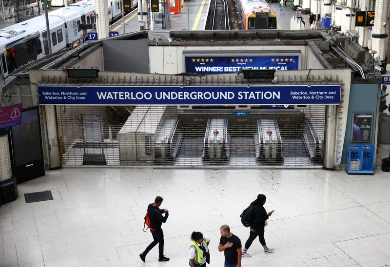 Demo Pekerja Kereta Bawah Tanah di stasiun Kereta Bawah Tanah Victoria, London, Inggris Penumpang mengantre untuk menaiki bis imbas stasiun bawah tanah Victoria tak beroperasi di London, Inggris, Jumat (19/8/2022). Kereta bawah tanah ditutup akibat ribuan pekerja kereta api di Inggris kembali menggelar aksi mogok yang merupakan buntut dari perselisihan yang sedang berlangsung mengenai gaji dan kondisi kerja yang diperburuk oleh krisis biaya hidup yang semakin dalam. (REUTERS/Henry Nicholls)