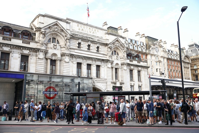 Demo Pekerja Kereta Bawah Tanah di stasiun Kereta Bawah Tanah Victoria, London, Inggris Penumpang mengantre untuk menaiki bis imbas stasiun bawah tanah Victoria tak beroperasi di London, Inggris, Jumat (19/8/2022). Kereta bawah tanah ditutup akibat ribuan pekerja kereta api di Inggris kembali menggelar aksi mogok yang merupakan buntut dari perselisihan yang sedang berlangsung mengenai gaji dan kondisi kerja yang diperburuk oleh krisis biaya hidup yang semakin dalam. (REUTERS/Henry Nicholls)