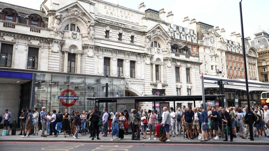 Penumpang mengantre untuk menaiki bis imbas stasiun bawah tanah Victoria tak beroperasi di London, Inggris, Jumat (19/8/2022). Kereta bawah tanah ditutup akibat ribuan pekerja kereta api di Inggris kembali menggelar aksi mogok yang merupakan buntut dari perselisihan yang sedang berlangsung mengenai gaji dan kondisi kerja yang diperburuk oleh krisis biaya hidup yang semakin dalam. (REUTERS/Henry Nicholls)