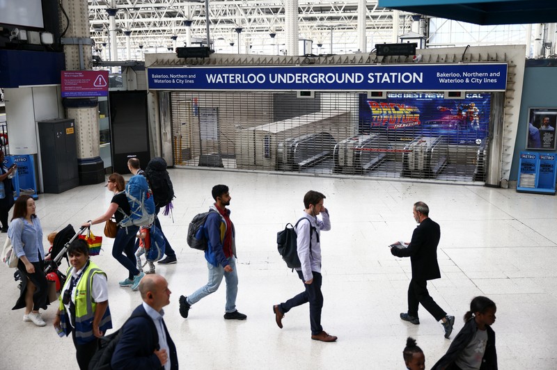 Demo Pekerja Kereta Bawah Tanah di stasiun Kereta Bawah Tanah Victoria, London, Inggris Penumpang mengantre untuk menaiki bis imbas stasiun bawah tanah Victoria tak beroperasi di London, Inggris, Jumat (19/8/2022). Kereta bawah tanah ditutup akibat ribuan pekerja kereta api di Inggris kembali menggelar aksi mogok yang merupakan buntut dari perselisihan yang sedang berlangsung mengenai gaji dan kondisi kerja yang diperburuk oleh krisis biaya hidup yang semakin dalam. (REUTERS/Henry Nicholls)