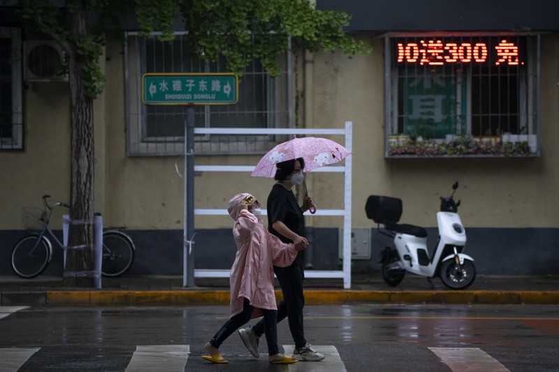 Hujan dan Banjir Bandang di China Seorang pekerja penyelamat dan anjing mencari korban setelah banjir di Desa Shadai, Kotapraja Qingshan di Datong Hui dan Kabupaten Otonom Tu di Provinsi Qinghai, Tiongkok barat laut, Kamis (18/8/2022). Badai hujan yang melanda Tiongkok barat memicu tanah longsor yang mengalihkan sungai dan menyebabkan banjir bandang di daerah berpenduduk, menewaskan beberapa orang dan membuat yang lain hilang. (Zhang Hongxiang/Xinhua via AP)