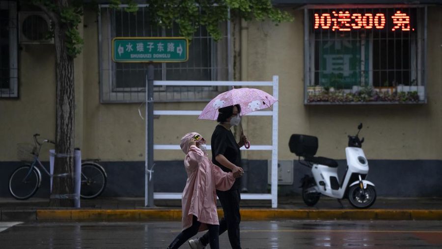 Seorang pekerja penyelamat dan anjing mencari korban setelah banjir di Desa Shadai, Kotapraja Qingshan di Datong Hui dan Kabupaten Otonom Tu di Provinsi Qinghai, Tiongkok barat laut, Kamis (18/8/2022). Badai hujan yang melanda Tiongkok barat memicu tanah longsor yang mengalihkan sungai dan menyebabkan banjir bandang di daerah berpenduduk, menewaskan beberapa orang dan membuat yang lain hilang.  (Zhang Hongxiang/Xinhua via AP)