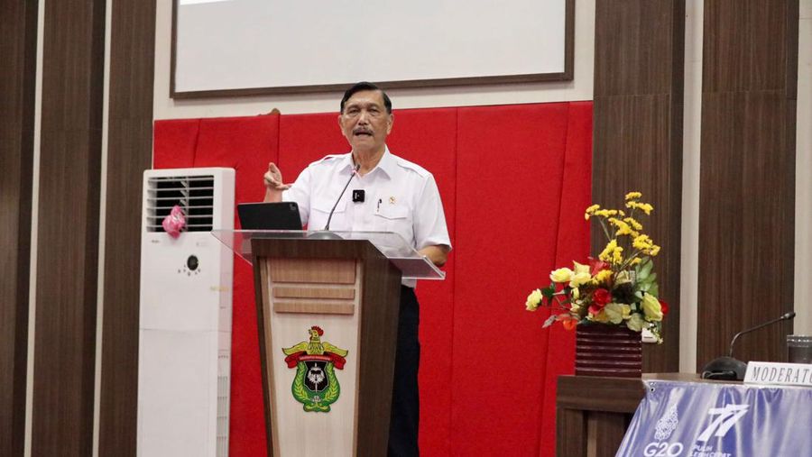 Menko bidang Kemaritiman dan Investasi Luhut B Pandjaitan menjabarkan harta kekayaan alam RI yang bisa dimanfaatkan untuk ekonomi biru.