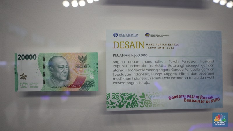 Pameran Uang Rupiah Kertas Tahun Emisi 2022 (Uang TE 2022) dalam acara Festival Rupiah Berdaulat Bank Indonesia Pengunjung melihat Uang Rupiah Kertas Tahun Emisi 2022 (Uang TE 2022) dalam acara Festival Rupiah Berdaulat Bank Indonesia (FERBI) 2022 di Jakarta, Jumat (19/8/2022). (CNBC Indonesia/ Tri Susilo)