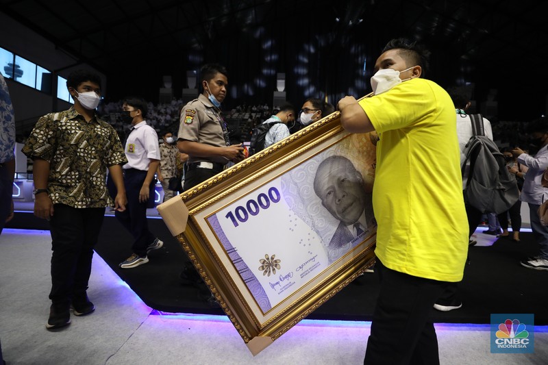 Pengunjung melihat Uang Rupiah Kertas Tahun Emisi 2022 (Uang TE 2022) dalam acara Festival Rupiah Berdaulat Bank Indonesia (FERBI) 2022 di Jakarta, Jumat (19/8/2022). (CNBC Indonesia/ Tri Susilo)