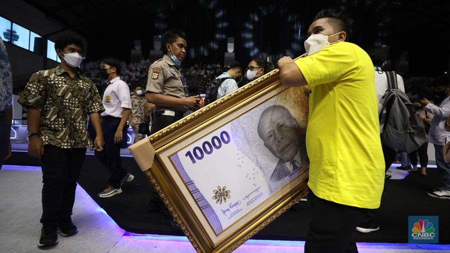 Pengunjung melihat Uang Rupiah Kertas Tahun Emisi 2022 (Uang TE 2022) dalam acara Festival Rupiah Berdaulat Bank Indonesia (FERBI) 2022 di Jakarta, Jumat (19/8/2022). (CNBC Indonesia/ Tri Susilo)