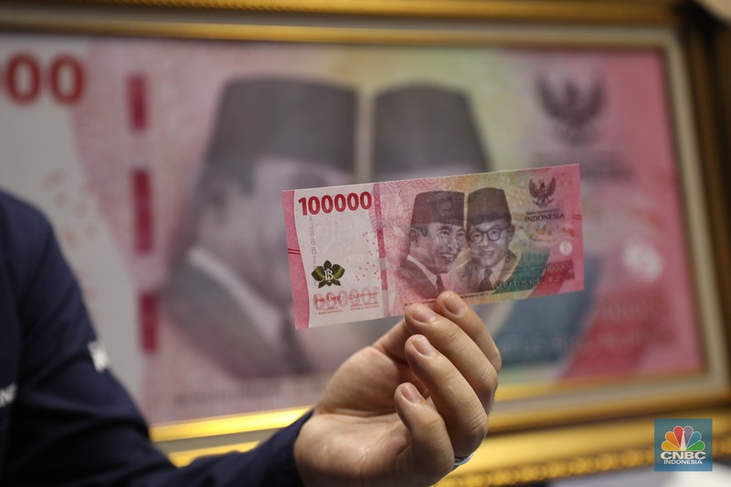 Pengunjung melihat Uang Rupiah Kertas Tahun Emisi 2022 (Uang TE 2022) dalam acara Festival Rupiah Berdaulat Bank Indonesia (FERBI) 2022 di Jakarta, Jumat (19/8/2022). (CNBC Indonesia/ Tri Susilo)