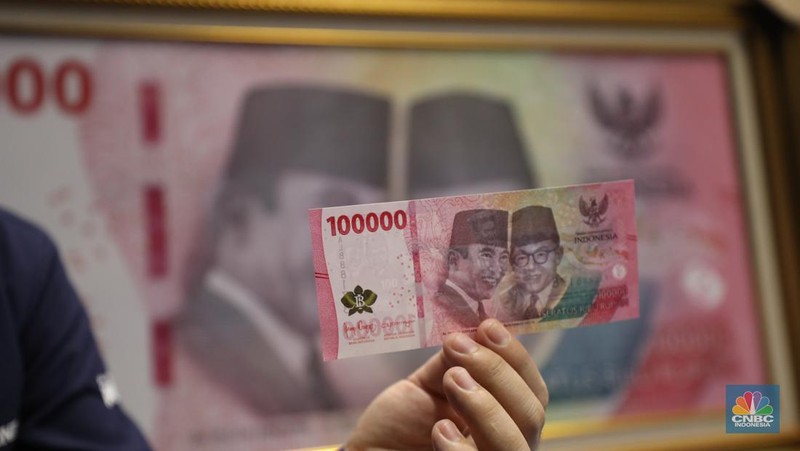 Pengunjung melihat Uang Rupiah Kertas Tahun Emisi 2022 (Uang TE 2022) dalam acara Festival Rupiah Berdaulat Bank Indonesia (FERBI) 2022 di Jakarta, Jumat (19/8/2022). (CNBC Indonesia/ Tri Susilo)
