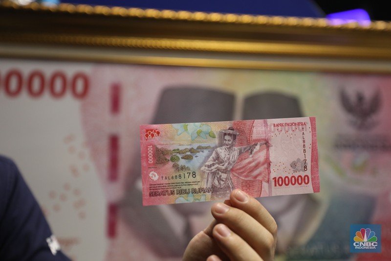 Pengunjung melihat Uang Rupiah Kertas Tahun Emisi 2022 (Uang TE 2022) dalam acara Festival Rupiah Berdaulat Bank Indonesia (FERBI) 2022 di Jakarta, Jumat (19/8/2022). (CNBC Indonesia/ Tri Susilo)