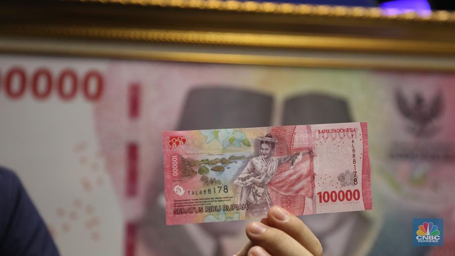 Pengunjung melihat Uang Rupiah Kertas Tahun Emisi 2022 (Uang TE 2022) dalam acara Festival Rupiah Berdaulat Bank Indonesia (FERBI) 2022 di Jakarta, Jumat (19/8/2022). (CNBC Indonesia/ Tri Susilo)