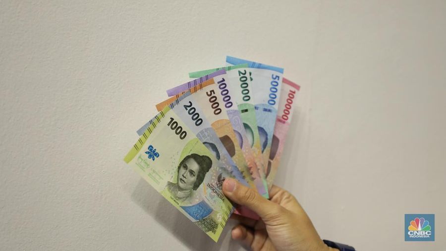 Pengunjung melihat Uang Rupiah Kertas Tahun Emisi 2022 (Uang TE 2022) dalam acara Festival Rupiah Berdaulat Bank Indonesia (FERBI) 2022 di Jakarta, Jumat (19/8/2022). (CNBC Indonesia/ Tri Susilo)