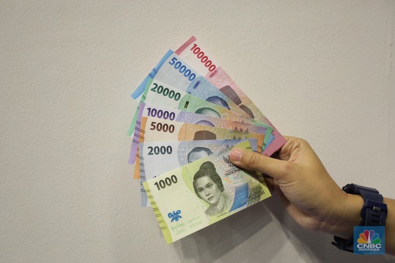 Pameran Uang Rupiah Kertas Tahun Emisi 2022 (Uang TE 2022) dalam acara Festival Rupiah Berdaulat Bank Indonesia Pengunjung melihat Uang Rupiah Kertas Tahun Emisi 2022 (Uang TE 2022) dalam acara Festival Rupiah Berdaulat Bank Indonesia (FERBI) 2022 di Jakarta, Jumat (19/8/2022). (CNBC Indonesia/ Tri Susilo)