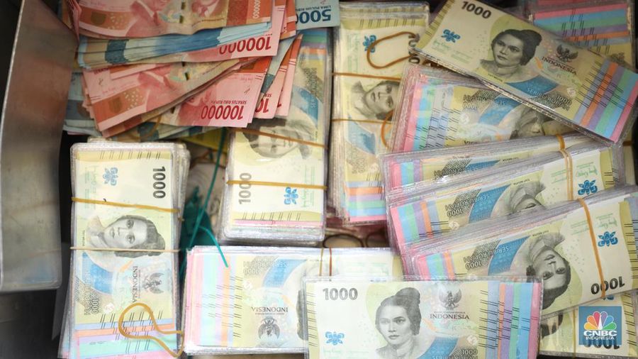 Pengunjung melihat Uang Rupiah Kertas Tahun Emisi 2022 (Uang TE 2022) dalam acara Festival Rupiah Berdaulat Bank Indonesia (FERBI) 2022 di Jakarta, Jumat (19/8/2022). (CNBC Indonesia/ Tri Susilo)